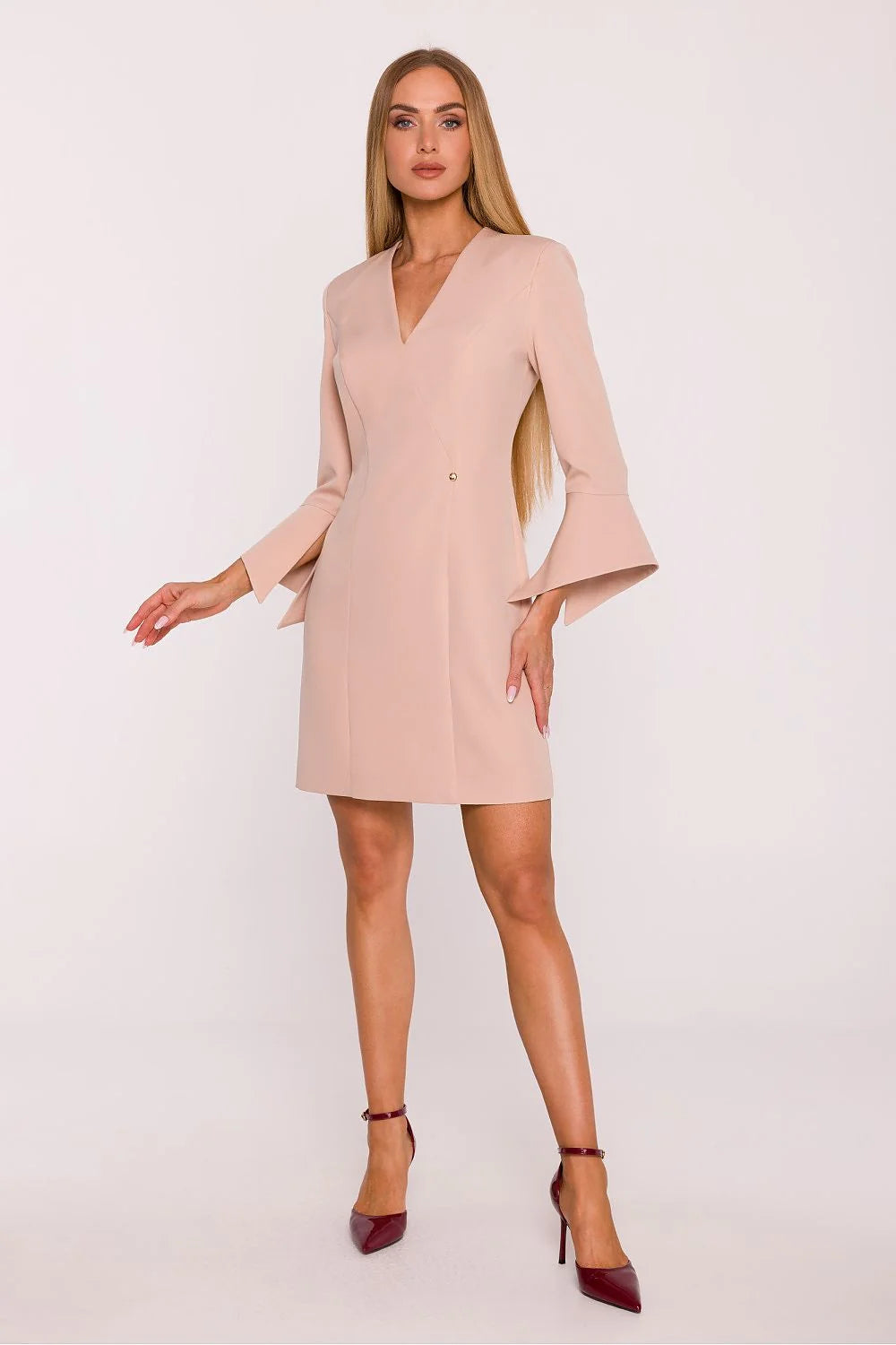 robe courte femme nude rose poudré crêpe structuré coupe droite légèrement cintrée encolure V profonde manches trois quarts évasées