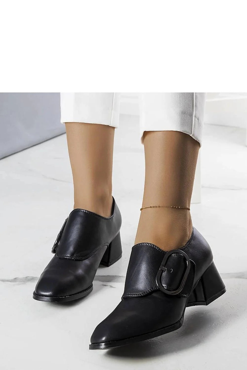 escarpins cuir noir femmes talon carré moyen bout pointu bride large boucle ovale enveloppante coupe basse silhouette sophistiquée confortable durable