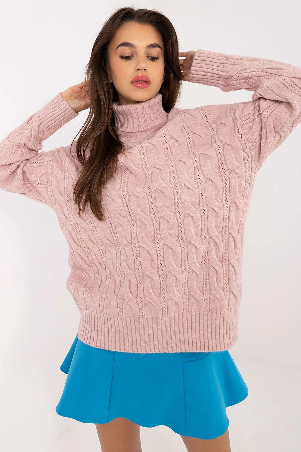 Pull à col roulé pour femme en tricot doux, style oversize, motif torsadé, couleur rose pâle, manches longues, finitions côtelées, confort maximal, mode hiver