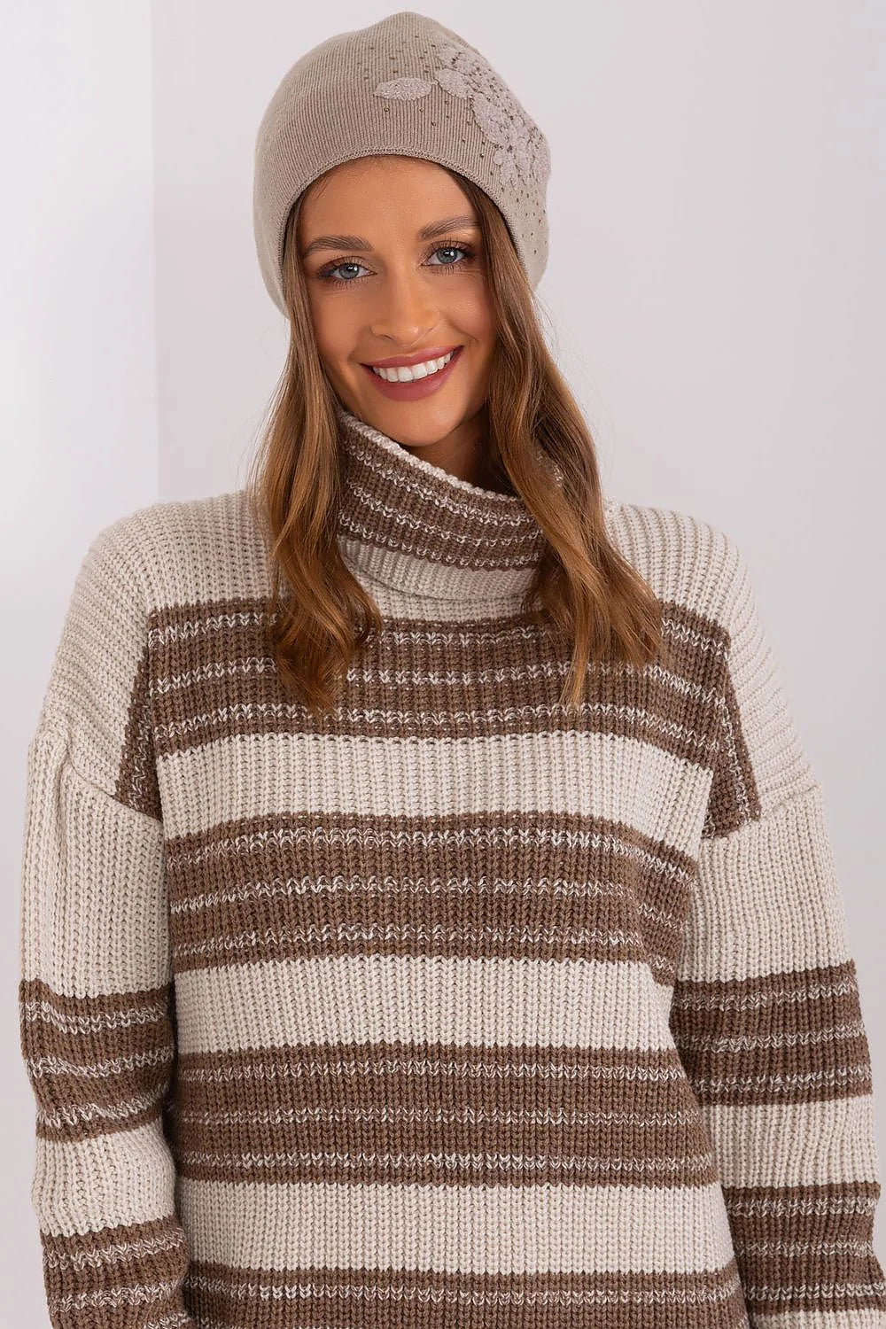 Bonnet et pull à col roulé en tricot maille large beige et marron pour femme