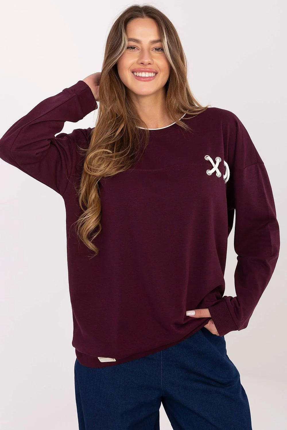 sweatshirt femme oversize coupe ample manches longues col rond bordeaux liseré blanc oeillets lacet plaque metallique melange coton polyester molleton