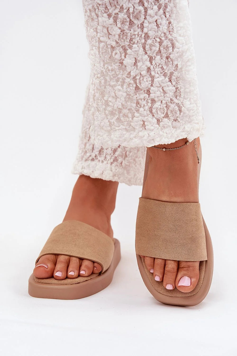 sandales femme minimaliste moderne confortables suédine écologique semelle épaisse plateforme basse bride large bout ouvert matelassée chaîne cheville beige