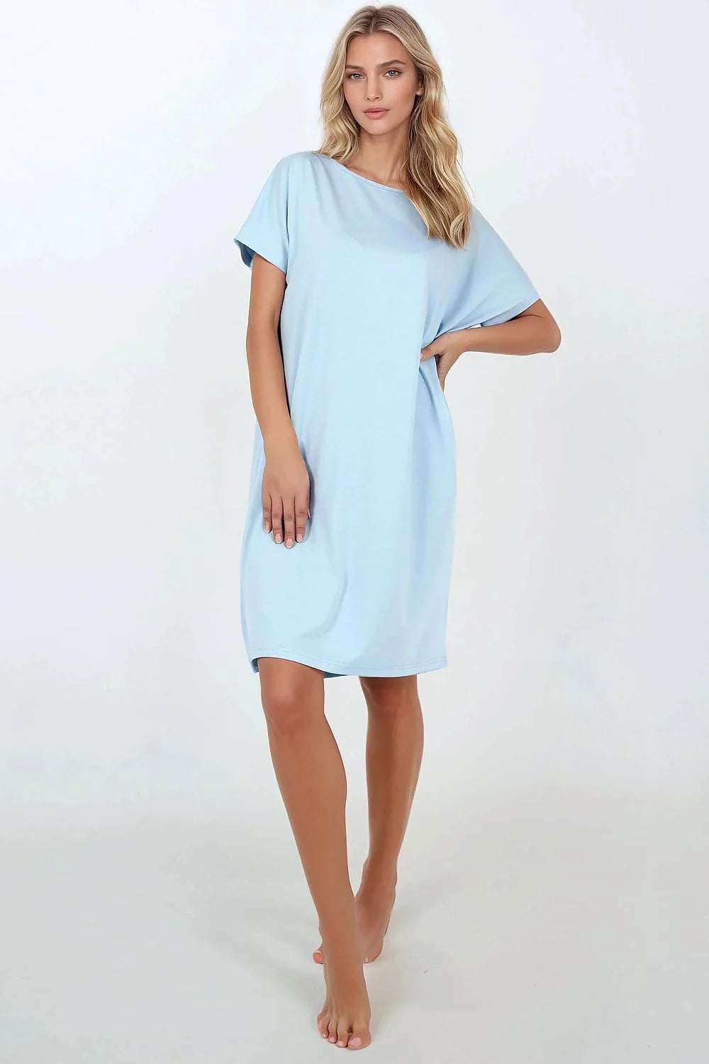 Chemise de nuit confortable pour femme, style décontracté, couleur bleu clair, coupe oversize, manches courtes, col rond, matériau hypoallergénique