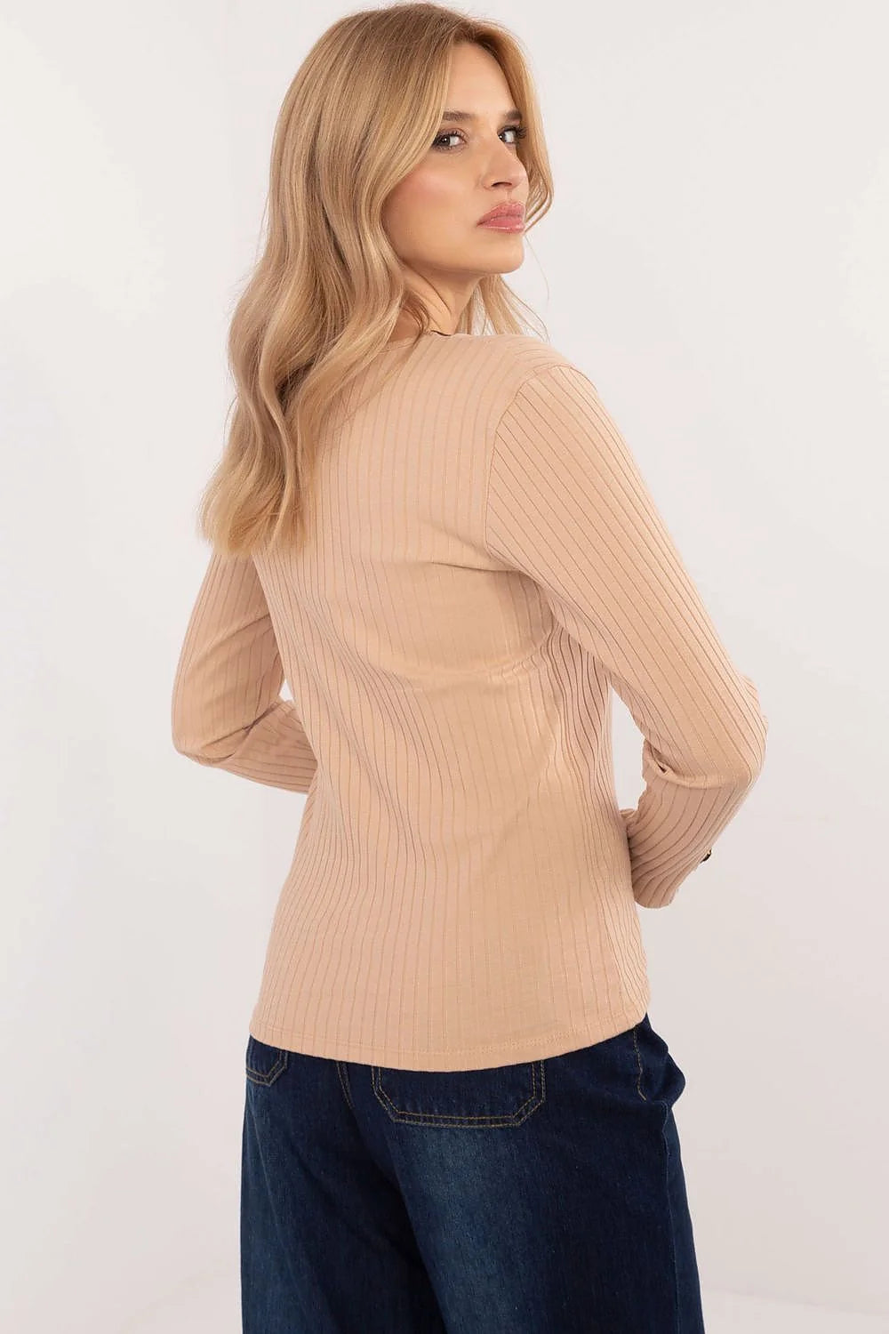 Chemisier Relevance en tissu côtelé beige, manches longues, col en V, motif léopard, coupe ajustée, femme élégante, occasion semi-formelle