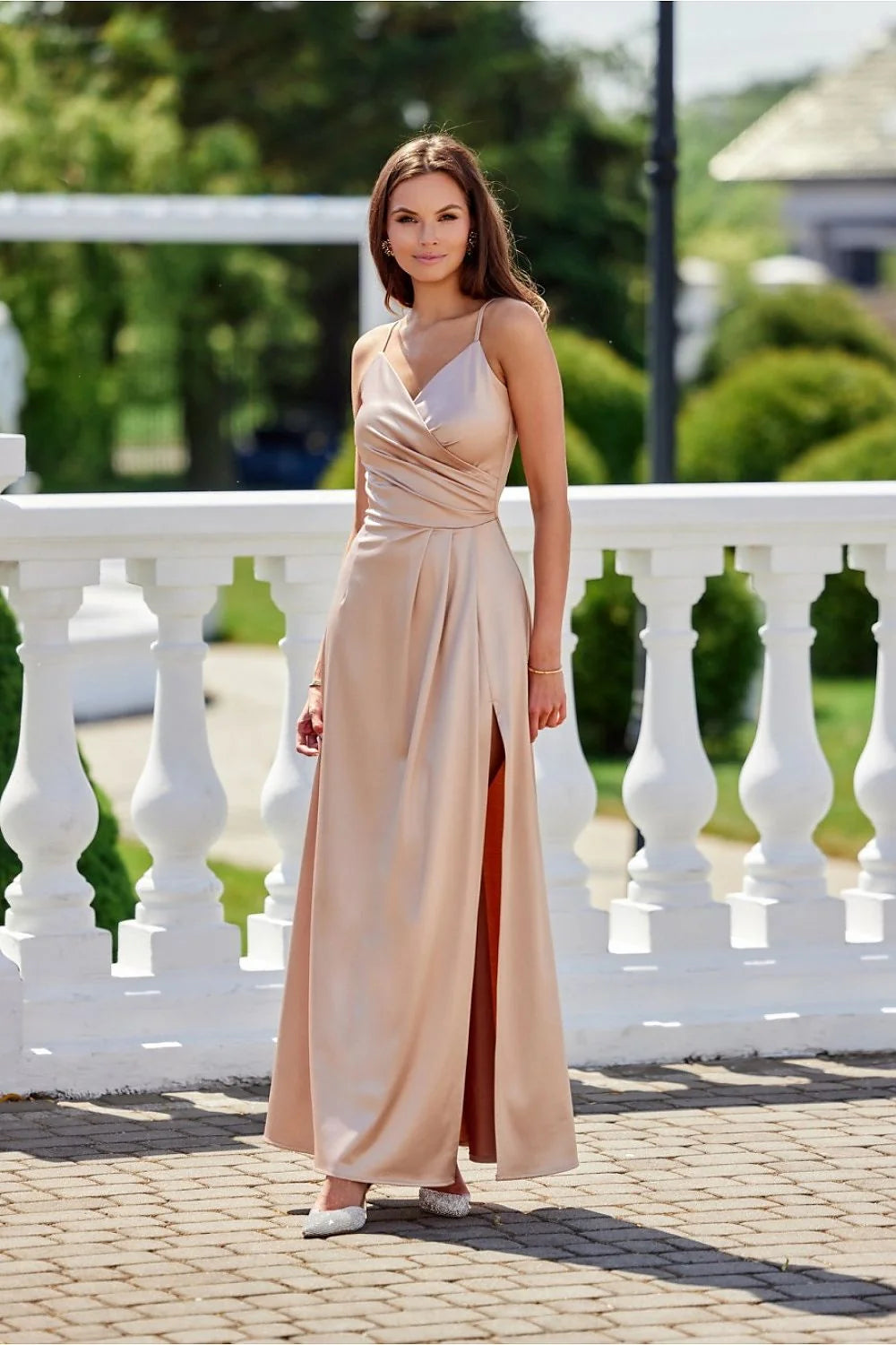 Robe de soirée élégante longue cache-cœur satinée couleur champagne buste drapé bretelles fines fente latérale femmes