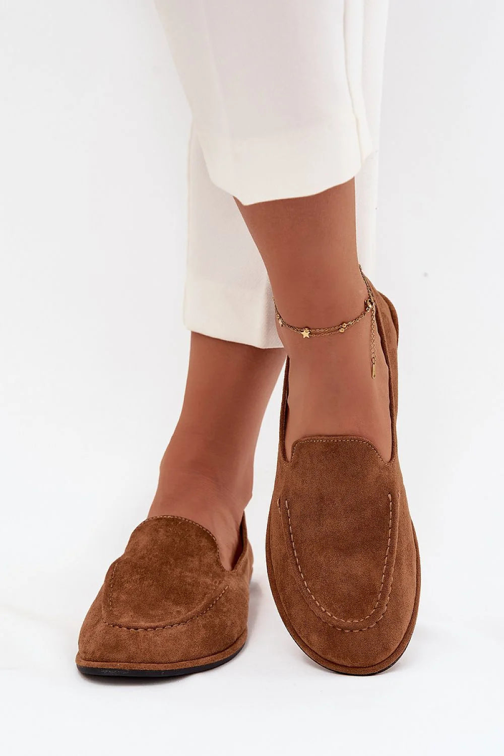 mocassins femme daim camel suédine écologique élastiqués bout arrondi surpiqûres apparentes tige souple semelle fine caoutchouc plate confortables polyvalentes élégantes