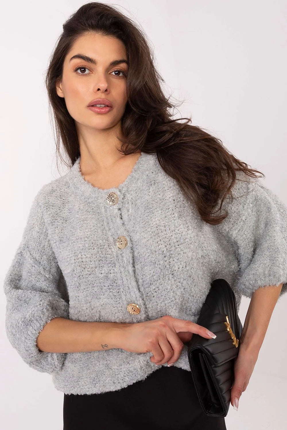 cardigan femme court bouclette gris clair boxy manches trois quarts col rond boutons dorés texture duveteuse chaude superposition chic