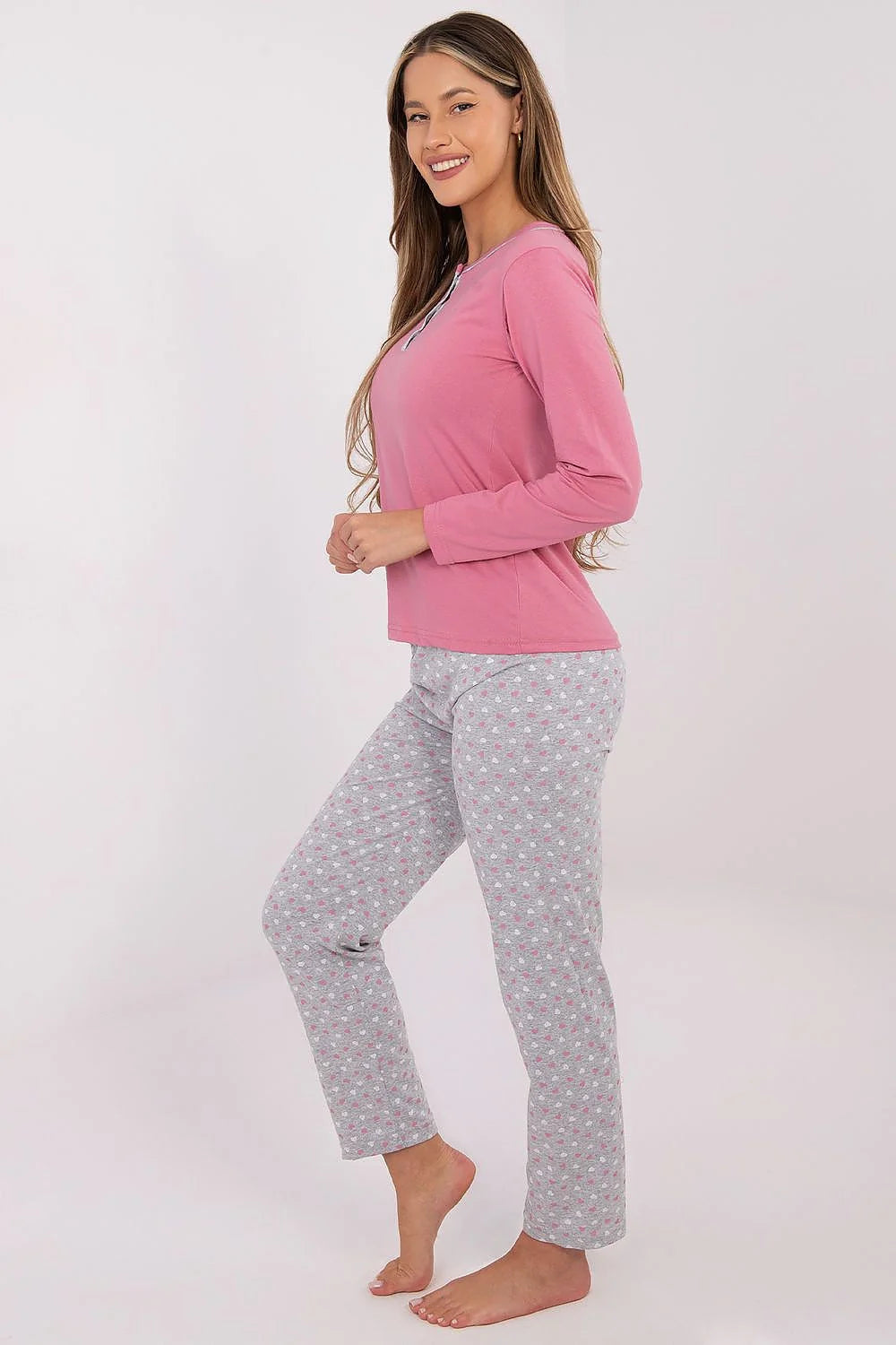 pyjama femme deux pièces coton doux rose poudré col rond boutonnée pantalon gris clair motifs cœurs
