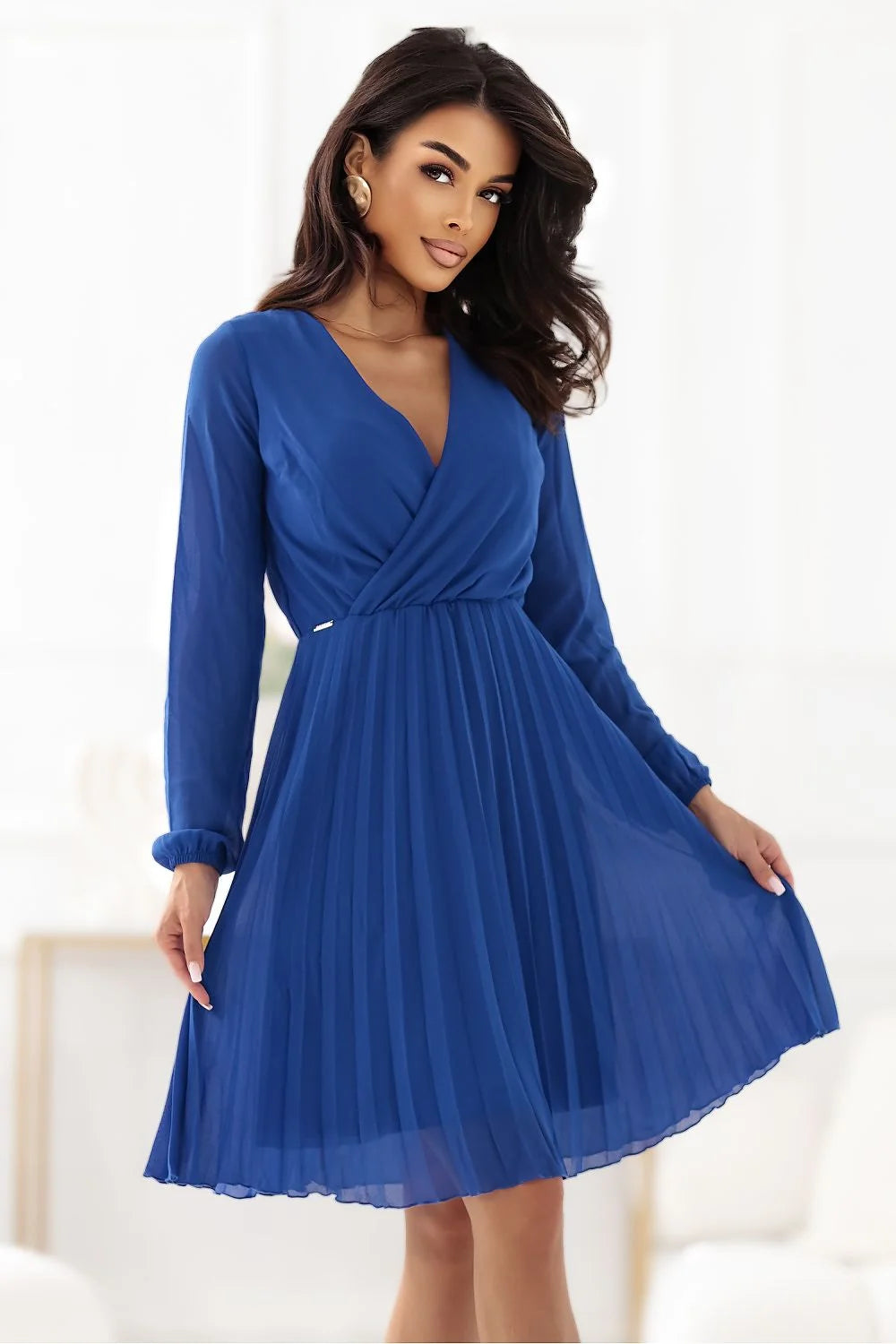 robe mi longue plissée bleu roi chiffon léger portefeuille décolleté V manches longues semi transparentes taille cintrée jupe fluide élégante