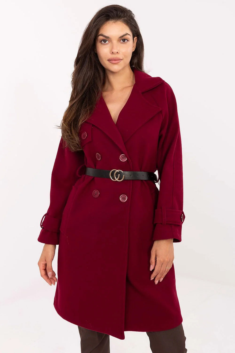 manteau femme long bordeaux polyester coupe droite legerementcintree grandcoltailleur doubleboutonnage sixboutons ceinture noire boucle doree manchesreglables pocheslaterales discretes