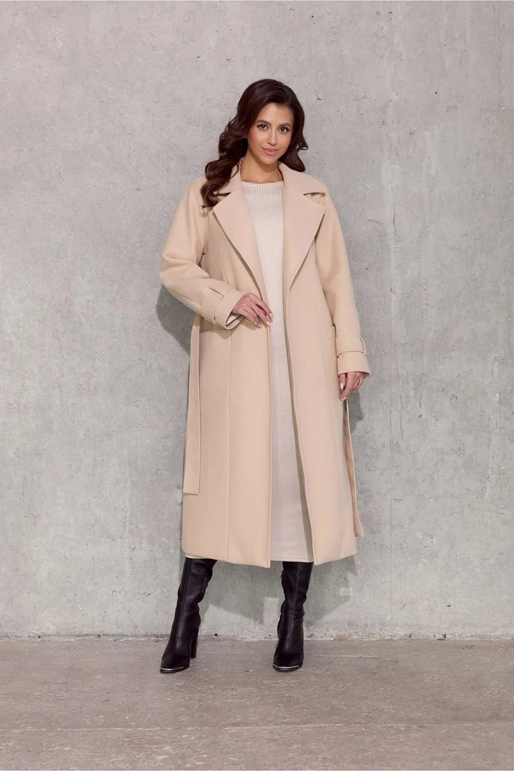 Manteau élégant pour femme long beige clair coupe droite ajustée col à revers matière chaude occasion多种