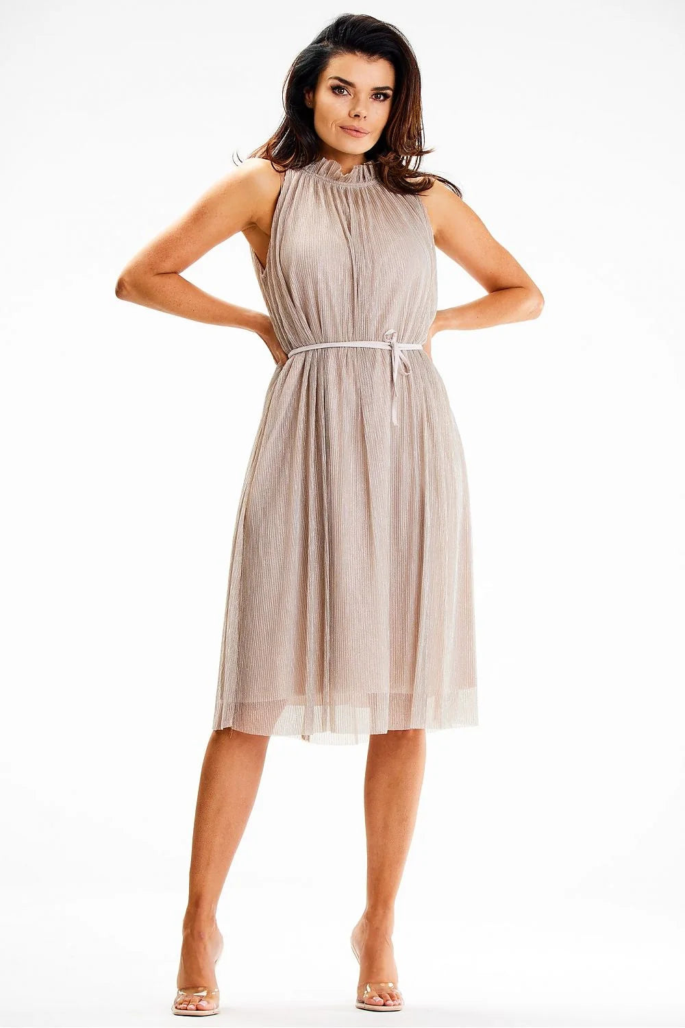 Robe de soirée élégante sans manches coupe fluide genoux teinte neutre ceinture satin femme