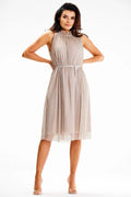 Robe de soirée élégante sans manches coupe fluide genoux teinte neutre ceinture satin femme