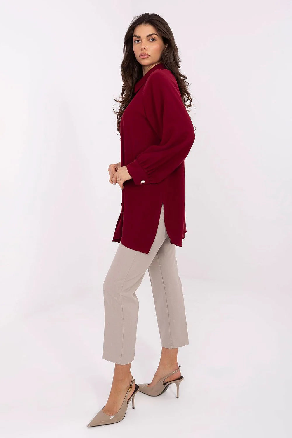 chemise femme oversize bordeaux longue tissu fluide col classique manches longues bouffantes poignets délicats boutons dorés poches latérales
