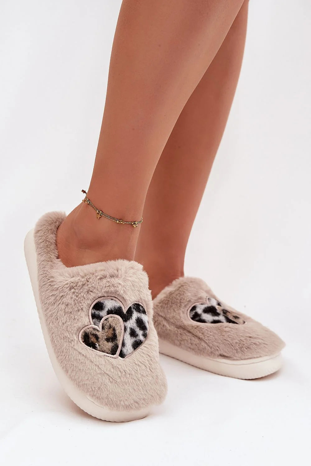 pantoufles mules femme fausse fourrure beige taupe bout fermé semelle blanche épaisse moelleuse chaude confortable cœurs léopard superposés cosy détente