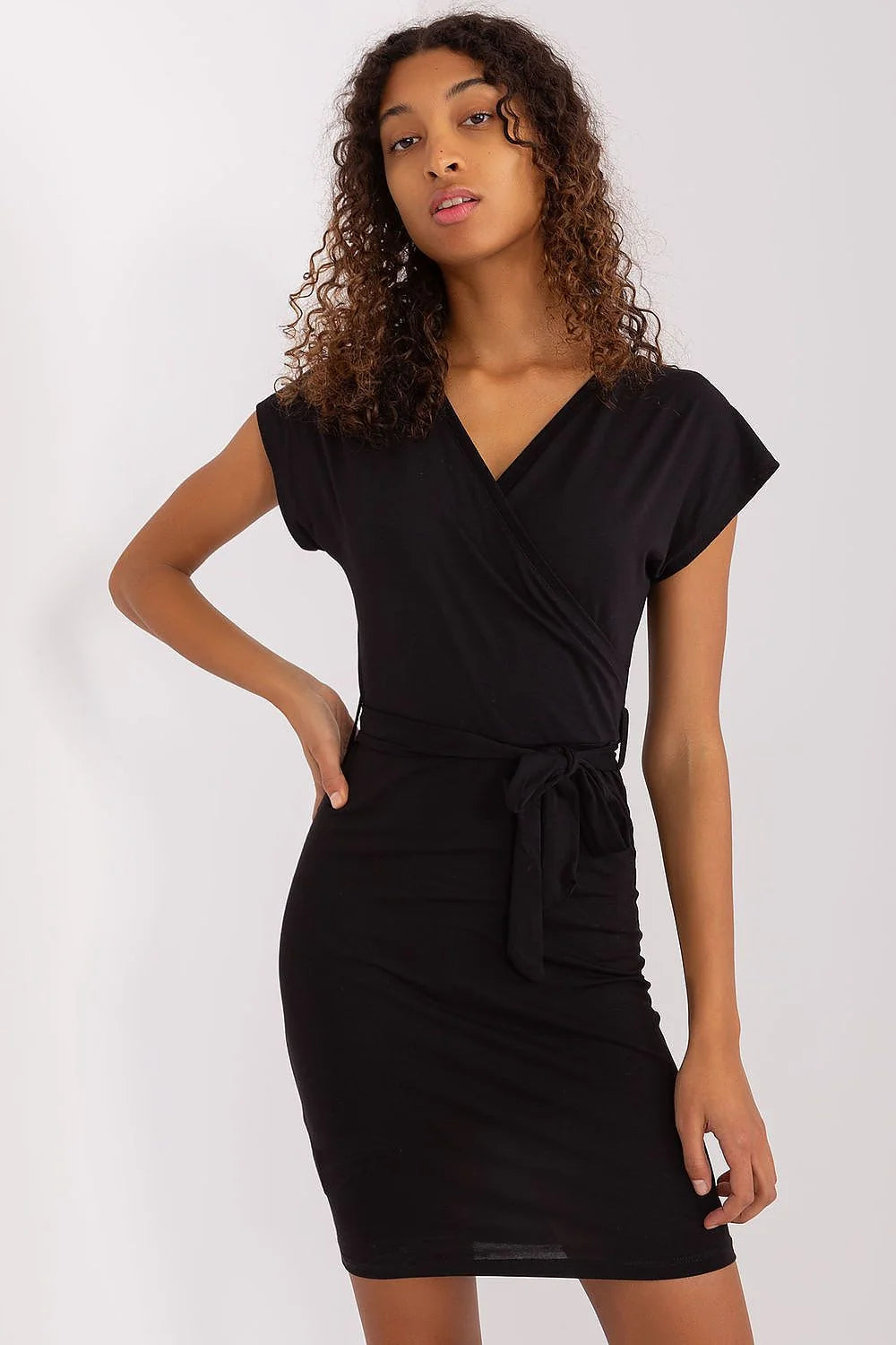Robe noire classique en coton V-neck manches courtes taille ajustable ceinture mini longueur femmes