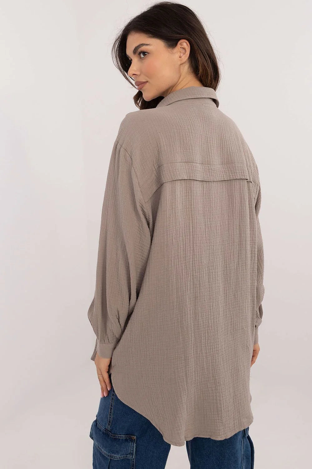 Chemise élégante pour femme manches longues coupe ample tissu gaufré couleur taupe coton écologique style classique modernisé port décontracté chic