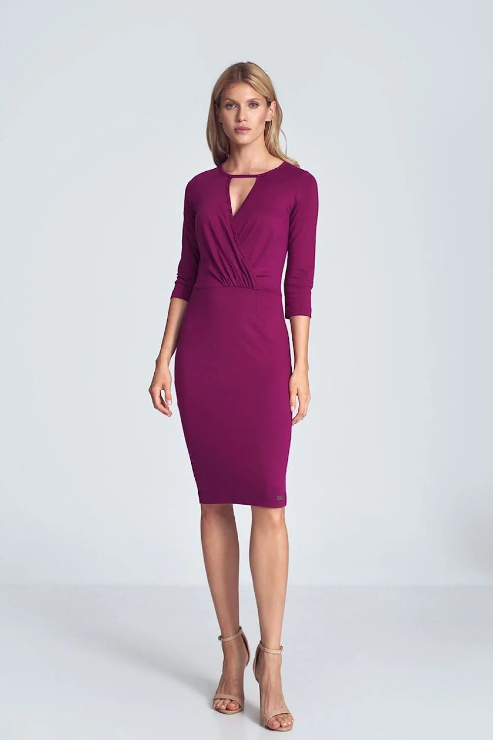 Robe élégante ajustée en viscose beige manches 3/4 décolleté croisé pour femme moderne