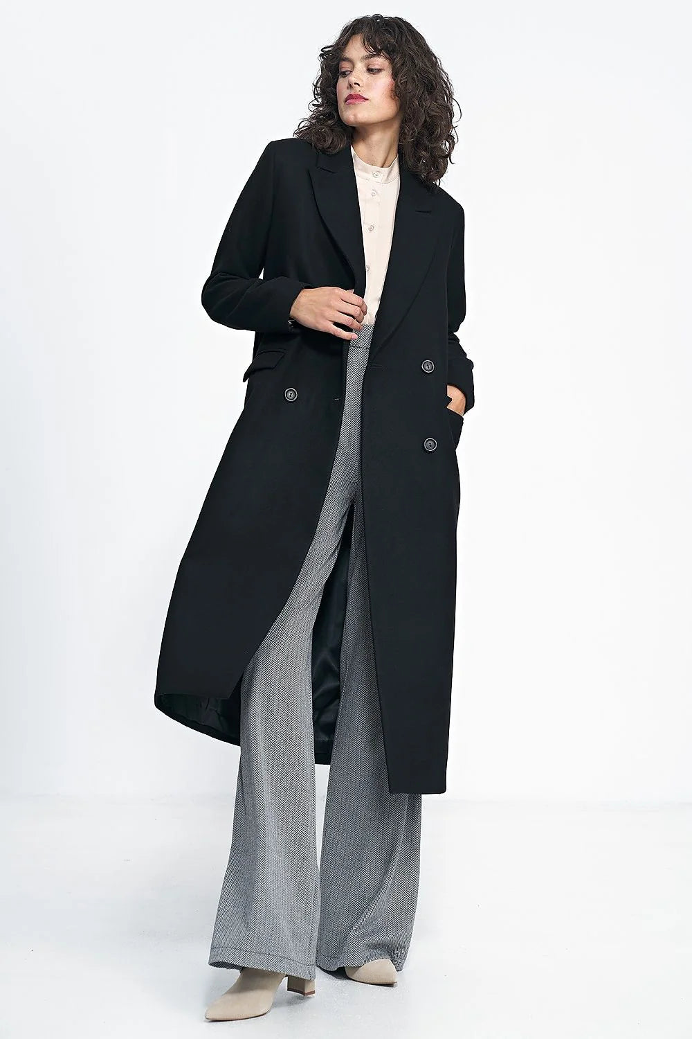 Manteau pour femme long élégant noir coupe cintrée épaules structurées col revers double boutonnage poches rabats polyester spandex viscose