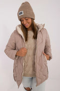 Veste pour femme matelassée en polyester douce isolation efficace couleur beige taupe capuche poches à glissière coupe ample automne hiver