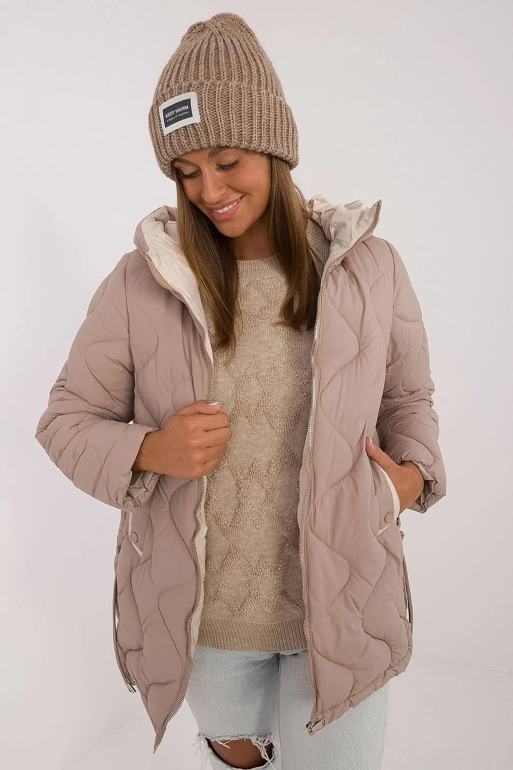 Veste pour femme matelassée en polyester douce isolation efficace couleur beige taupe capuche poches à glissière coupe ample automne hiver