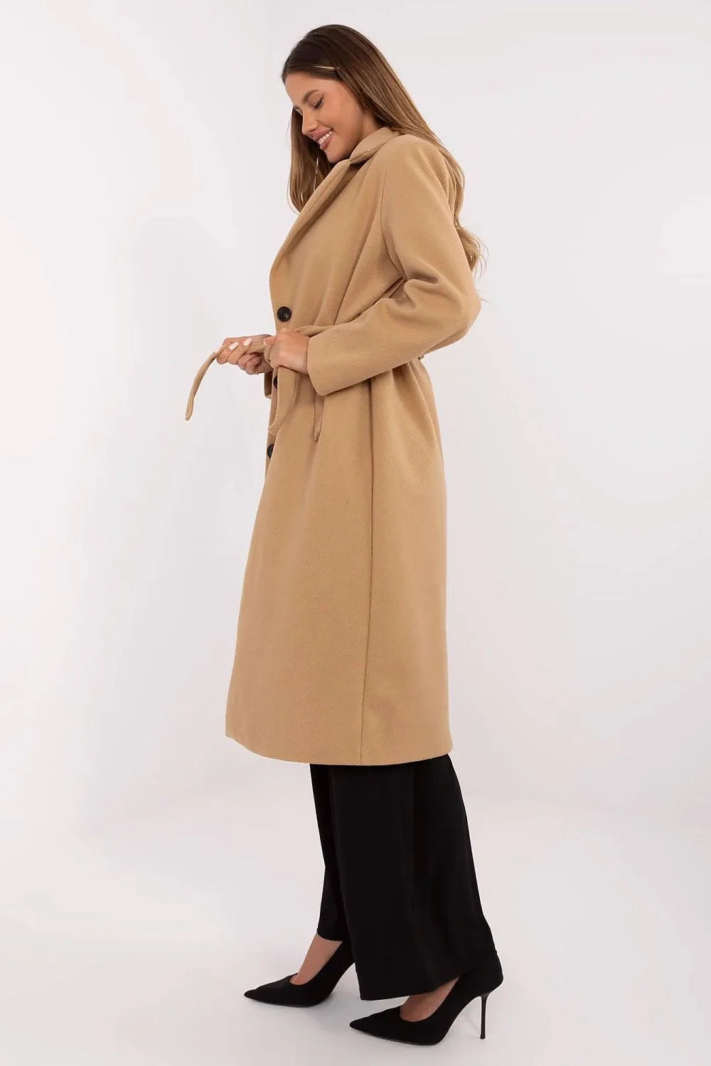 Manteau élégant pour femme longueur genou style classique beige camel épaules structurées coupe droite occasion office ville hiver Italy Moda