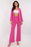Costume femme moderne élégant blazer pantalon couleur rose vive audacieuse coupe droite taille haute jambes larges occasion habillée