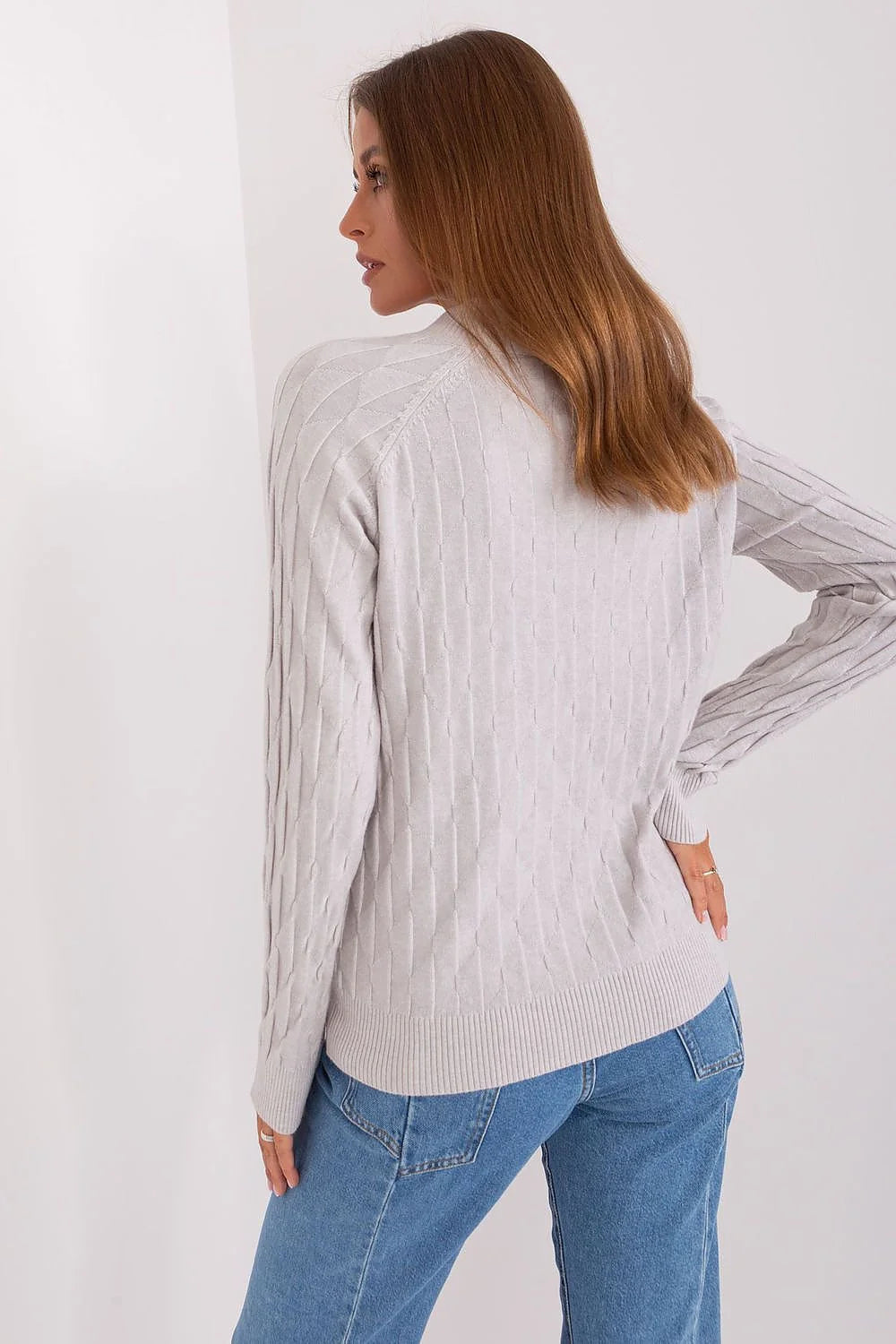 pull femme côtelé gris clair manches longues coupe décontractée épaules tombantes col rond bords côtes maille douce légère polyvalent chic