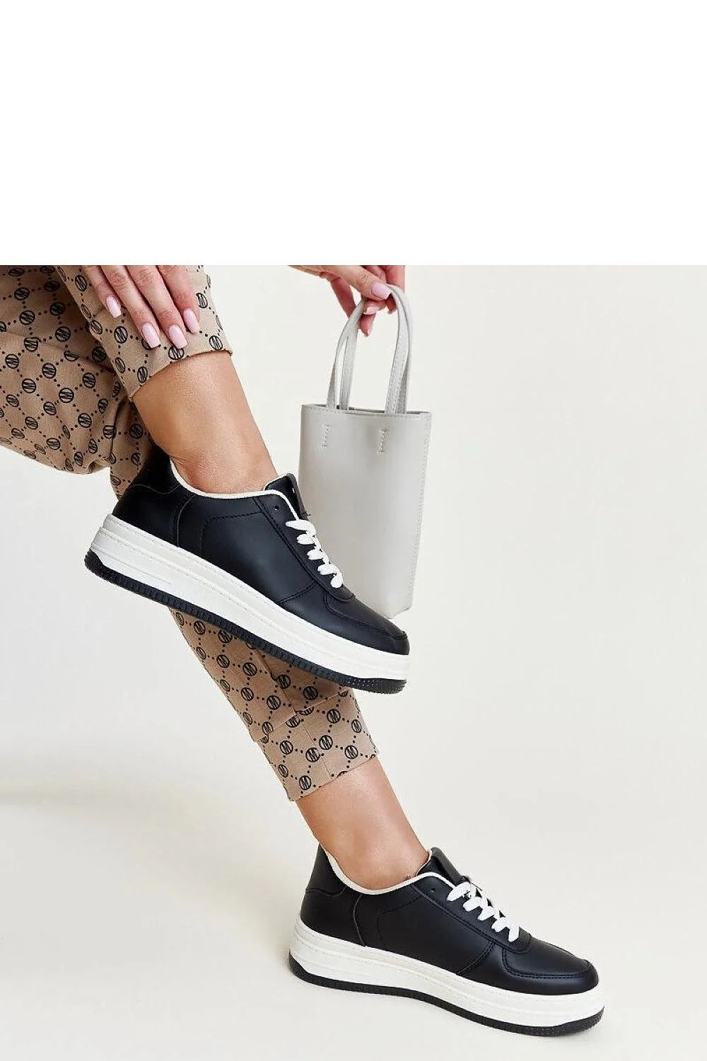 Baskets pour femmes style casual moderne design bicolore noir et blanc cuir semelle épaisse confortable