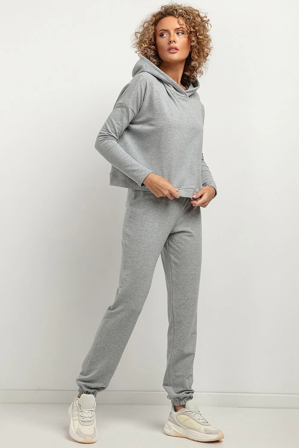 Ensemble casual femme sweat capuche joggers maille douce gris clair coupe ample élastiques chevilles