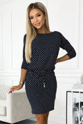 robe femme Numoco ajustée fourreau manches troisquarts encolure bateau taille réglable tissu extensible viscose pois blancs bleu marine fabrication polonaise