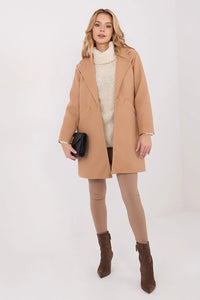 manteau femme mi long camel feutré laineux coupe droite oversize col revers cranté bouton doré poches obliques passepoilées épaules structurées