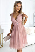 Robe de soirée élégante Numoco_basic coupe empire décolleté en V ceinture ornée couleur rose poudré matière fluide femme