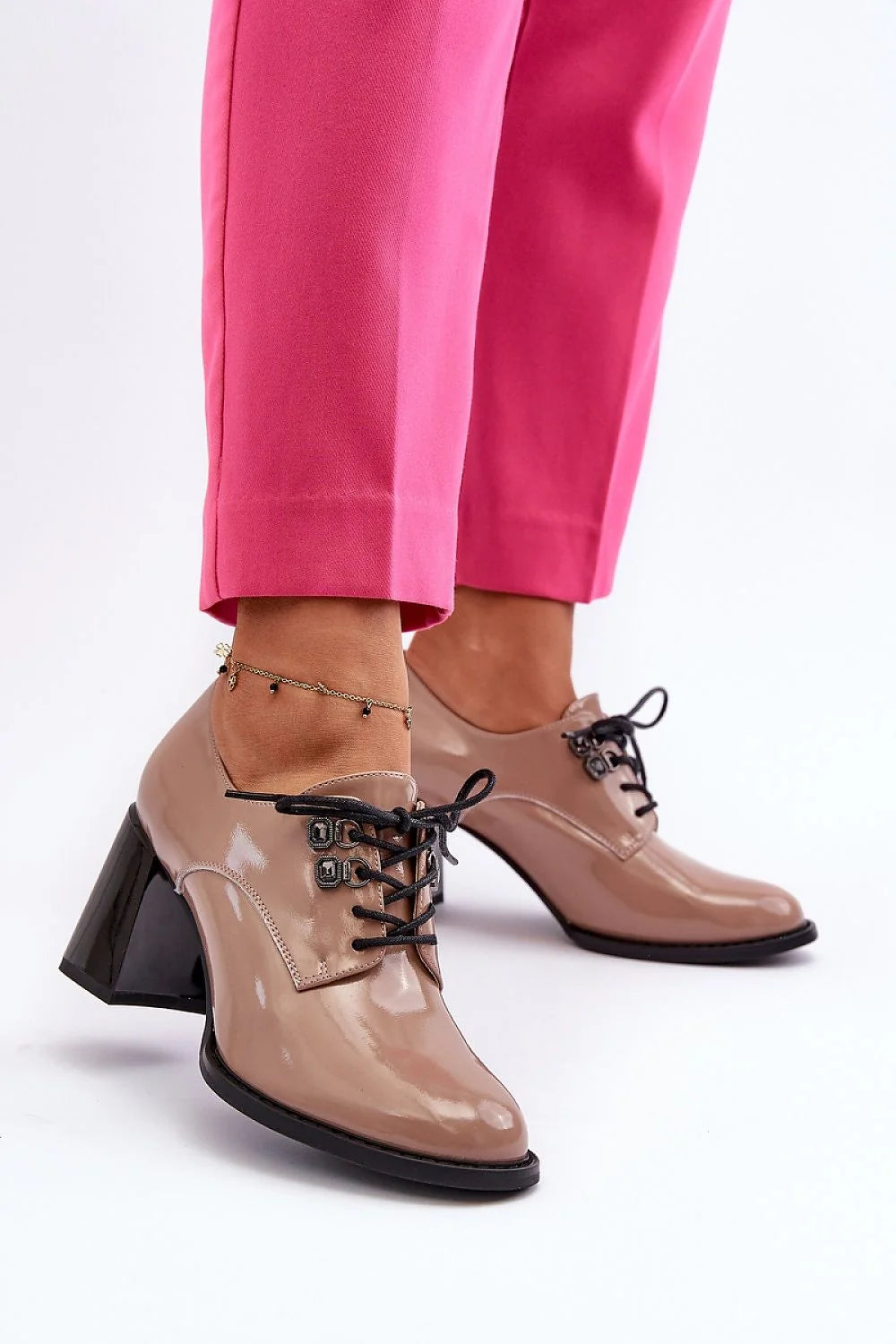 Chaussures femmes modernes style derby cuir verni beige talon épais laces noires comfort occasions多种