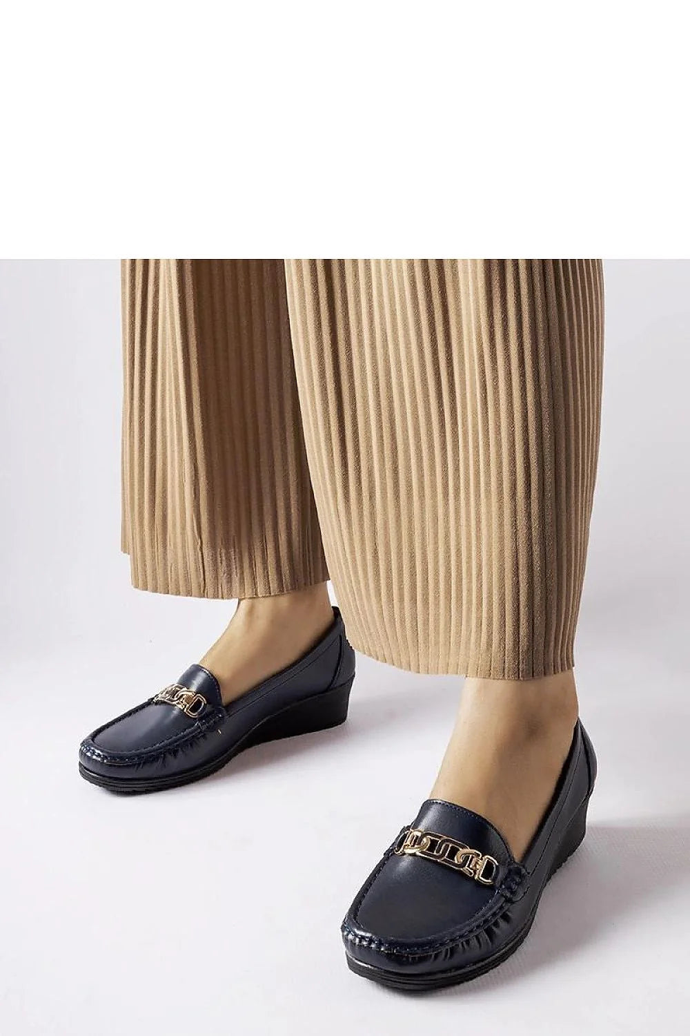 Moccasins élégants pour femme en cuir écologique bleu marine talon compensé design classique finitions métalliques dorées