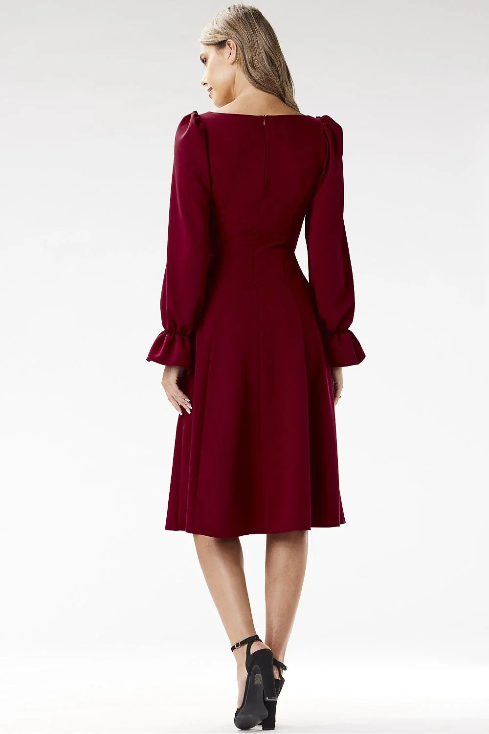 Robe de cocktail élégante à encolure carrée manches longues en tissu fluide couleur bordeaux taille ajustable pour femme