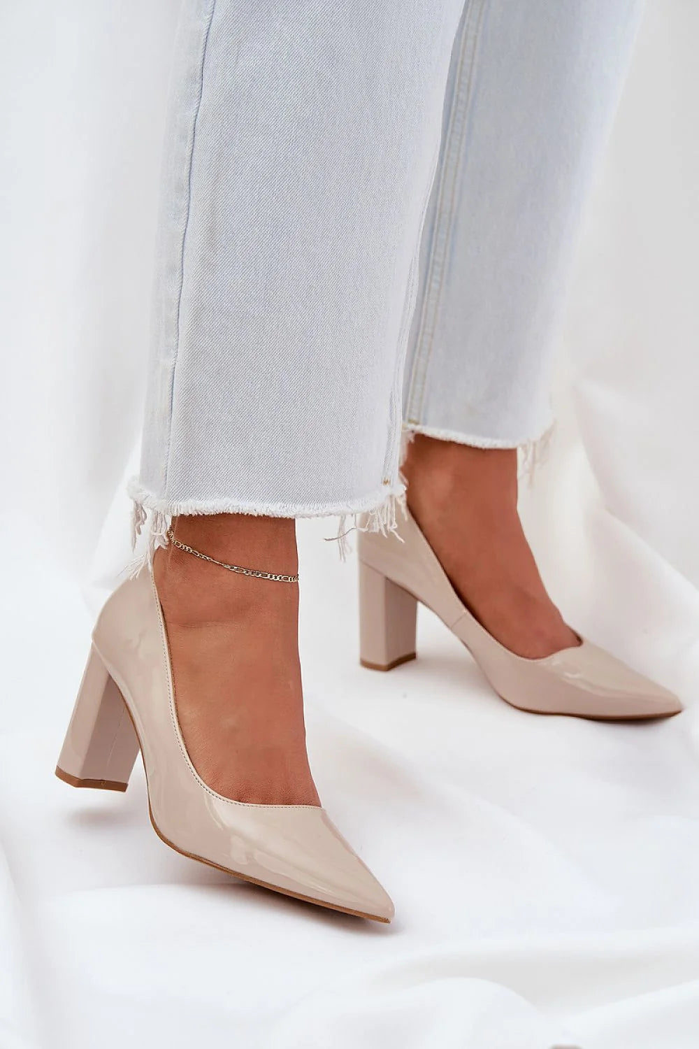Escarpins à talon carré beige nude, style sophistiqué, minimaliste, pour soirées et occasions formelles, femmes