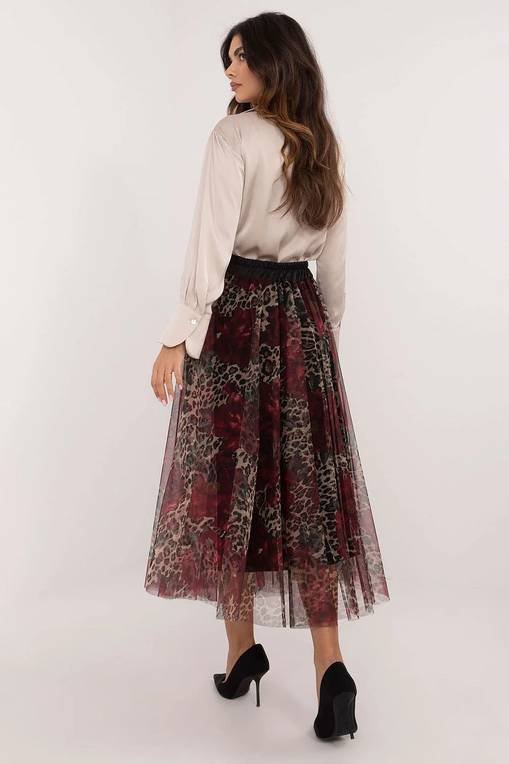 Jupe longue en tulle transparente avec motif léopard et fleurs, chemise satinée beige clair, tenue élégante pour femmes, occasionnels formels et décontractés