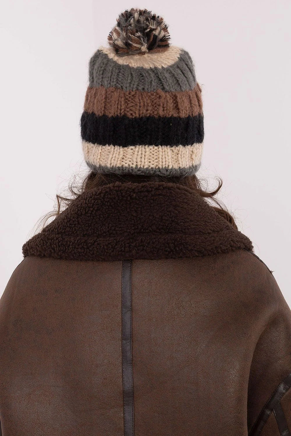 bonnet hiver femme tricoté laine mélange coloré pompon volumineux grosses maille côtelé replié rayures horizontales gris marron noir crème
