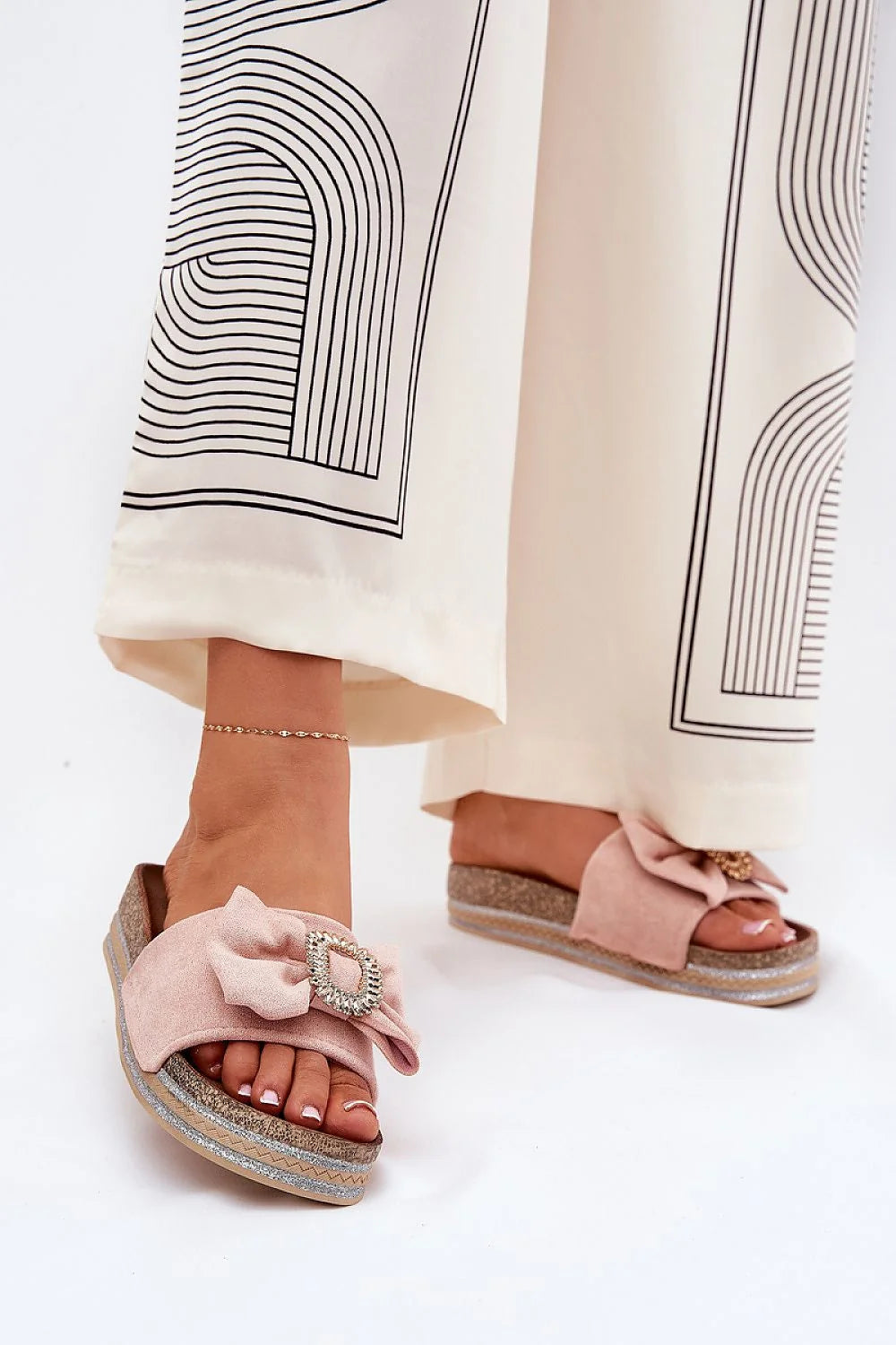 Sandales plateforme Step in Style style estival cuir suédé rose pâle détails ornementaux confortable été femme