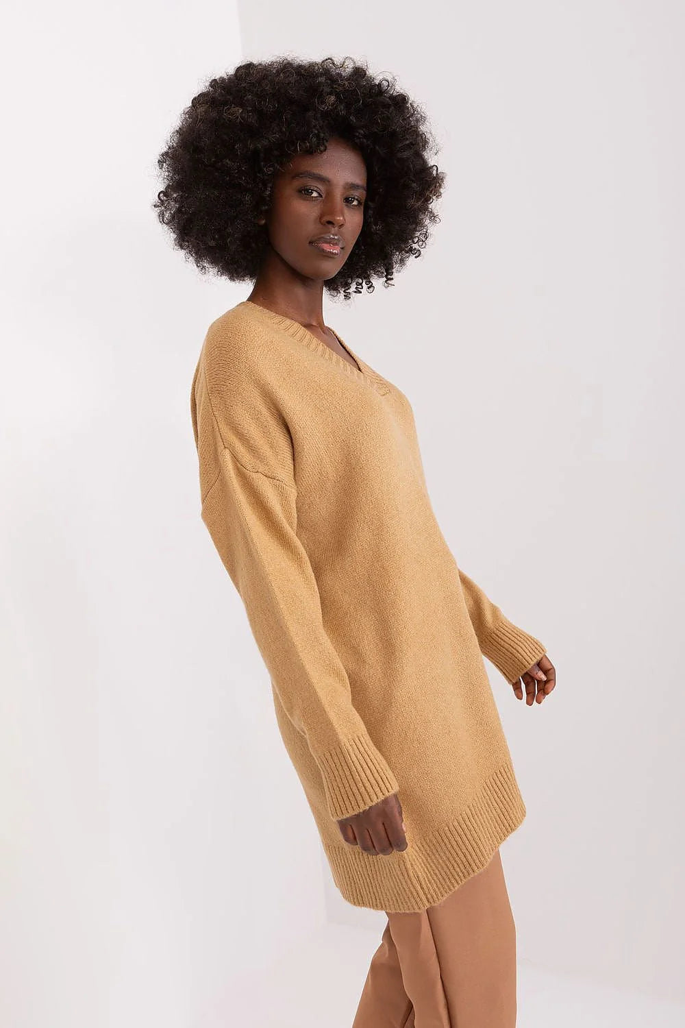 Pull femme oversize en tricot couleur camel coupe ample manches longues encolure V finitions côtelées