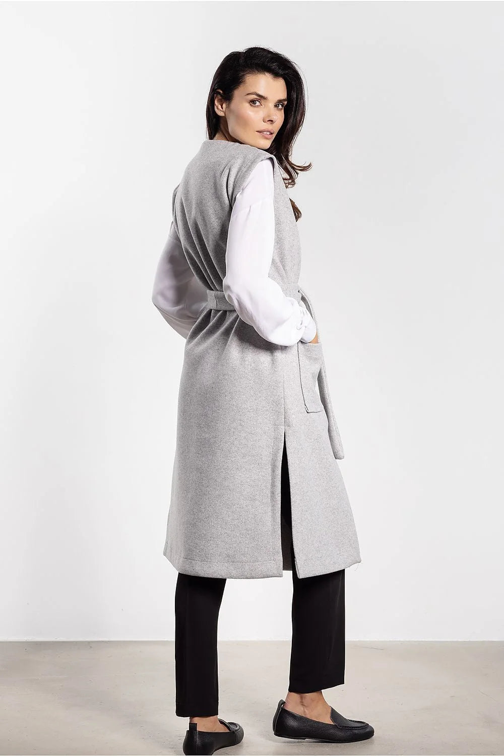 gilet long femme flanelle gris clair manches absentes ceinture nouée grandes poches plaquées fentes latérales épaules structurées col châle épuré