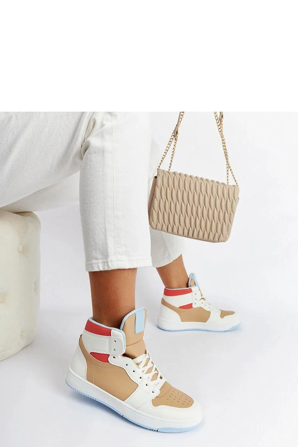 Baskets montantes femmes design moderne coloré cuir synthétique blanc beige rouge bleu pâle sportif occasion quotidienne