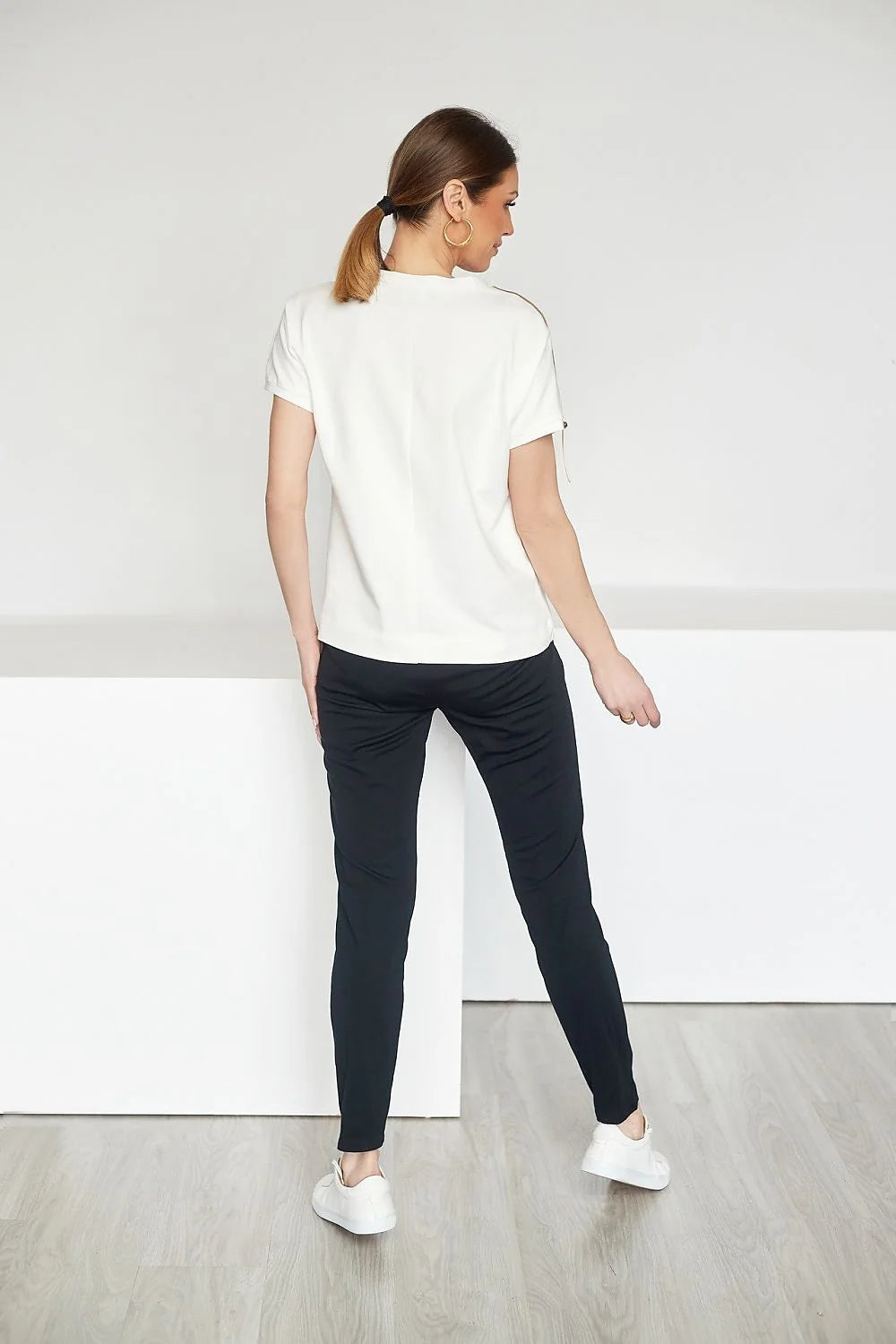 Ensemble sportif moderne élégant pour femmes en tricot extensible, coupe droite, détails dorés, confortable, style casual chic, idéal printemps été