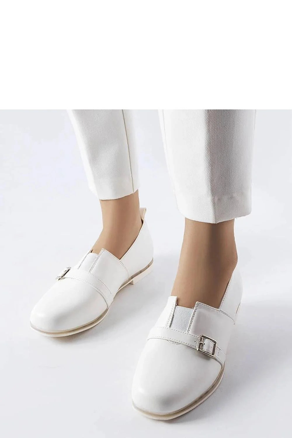 Chaussures pour femmes mocassin blancs en cuir lisse, semelle en caoutchouc, détails métalliques, style élégant et minimaliste, confort optimal, occasions décontractées et formelles
