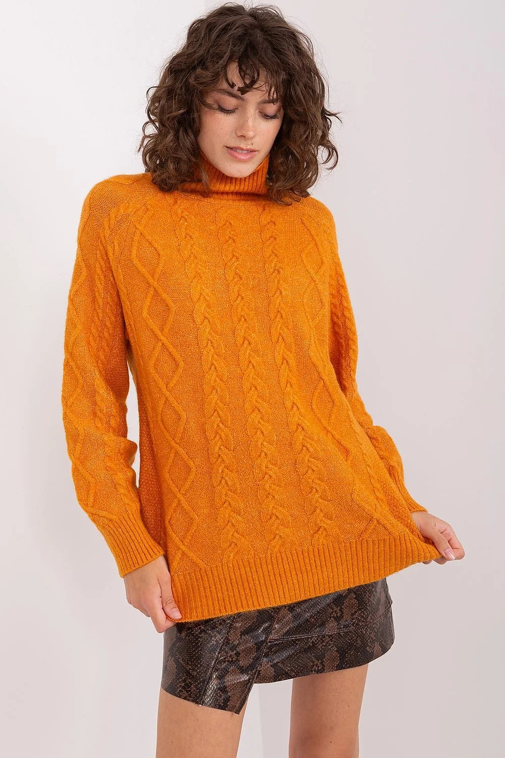 Pull tricoté pour femme col roulé motif torsades texture câblée couleur orange vif manches longues coupe ample