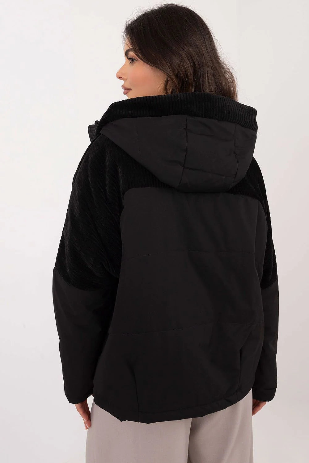 Veste urbaine moderne pour femme en polyester noir avec capuche fixe, poches zippées, finitions métalliques et coupe décontractée