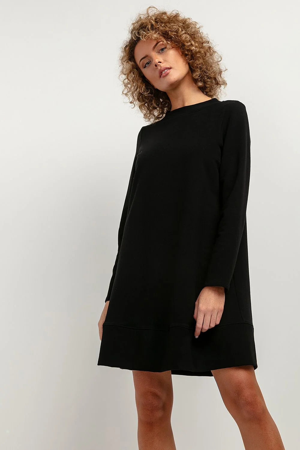 Robe de jour Tessita en maille noire coupe trapèze manches longues col rond femme
