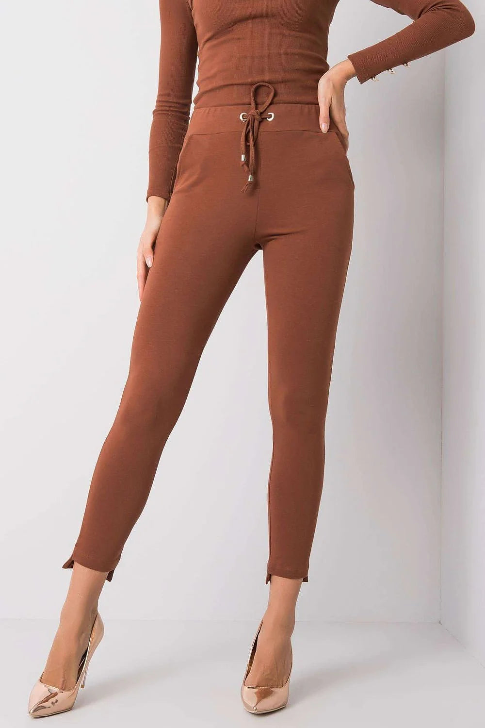 Pantalon survêtement BFG ajusté pour femmes couleur marron coton élasthanne taille haute ceinture élastiquée drawstring métallique fuseau cheville ouvertures latérales