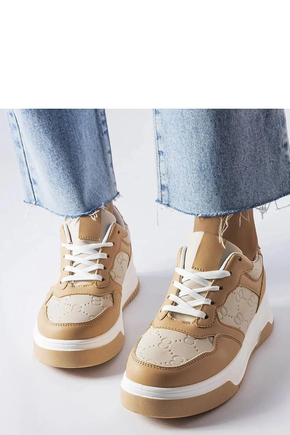 baskets femme beige sneakers basses plateforme semelle épaisse blanche cuir synthétique matelassés embossés lacets bout rond maintien rembourré confortable urbain